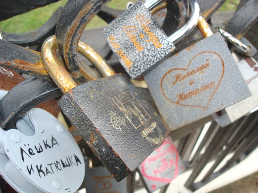 minskoct2008053marriedcouplesleavepadlockslockedtothisgateonweddingday.jpg