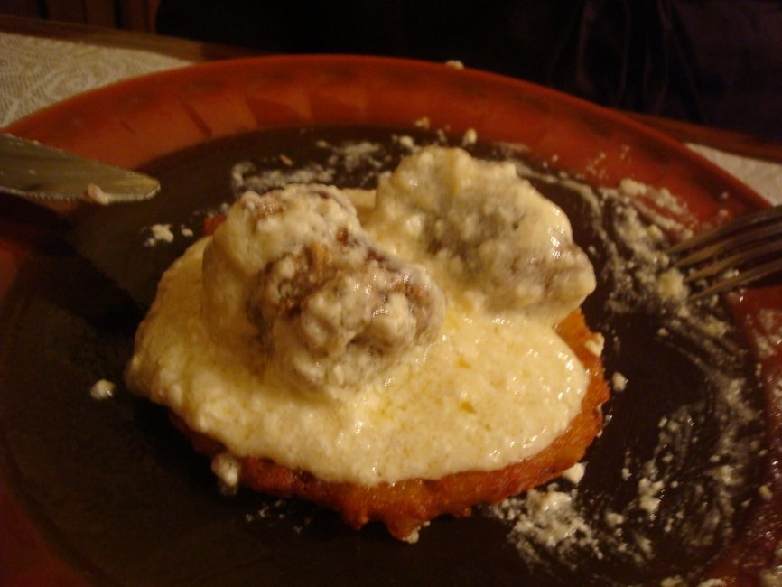 minskoct2008065morebelarussiancuisinehomemadesausagesbakedinsourcreamonpotatocakes.jpg